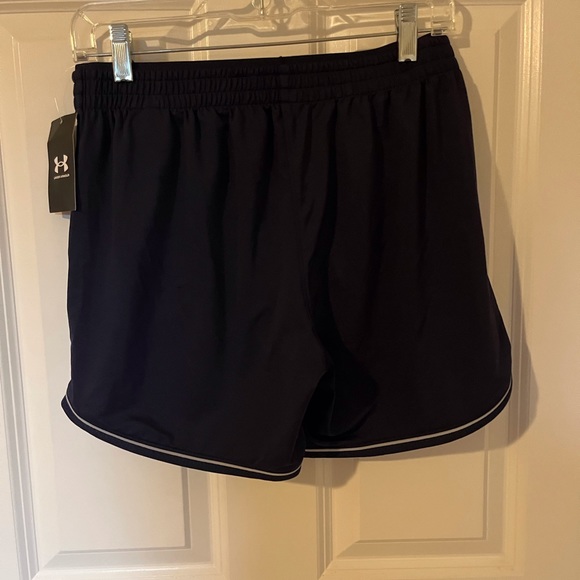 Women’s Under Armor Knit Mid Length Shorts New with tags - Picture 2 of 3